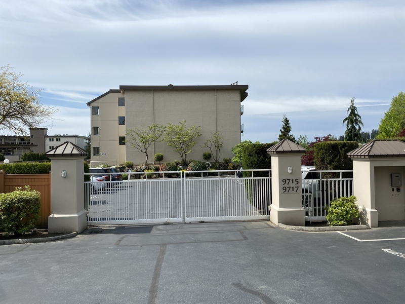 9715 NE Juanita Dr in Kirkland, WA - Building Photo