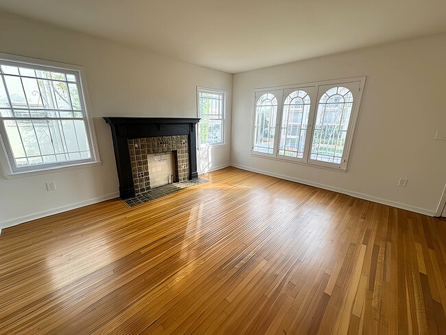 5049 Franklin Ave in Los Angeles, CA - Building Photo - Building Photo