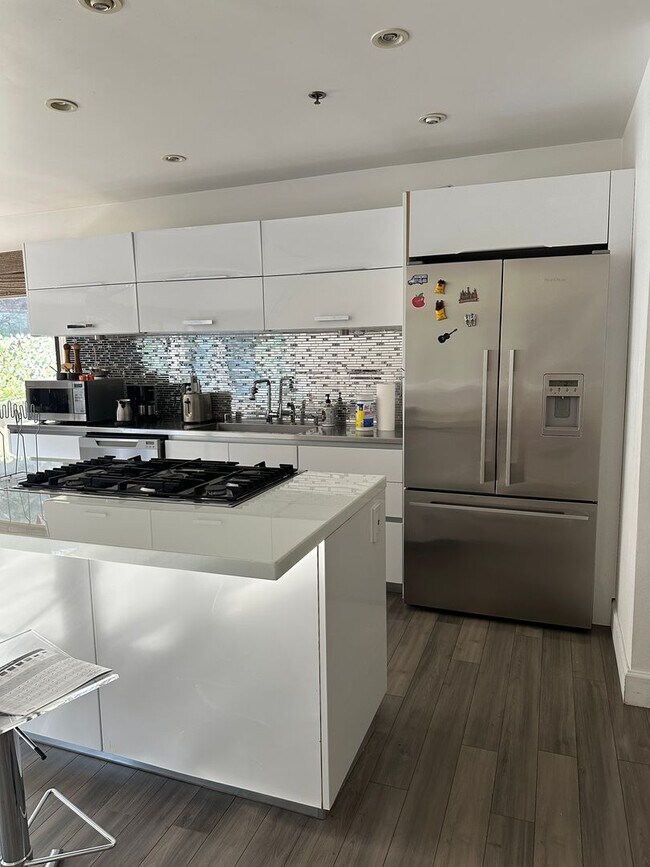 549 Palisades Dr in Los Angeles, CA - Building Photo - Building Photo