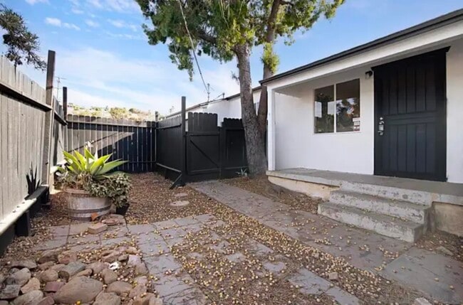2610 Helix St in Spring Valley, CA - Foto de edificio - Building Photo