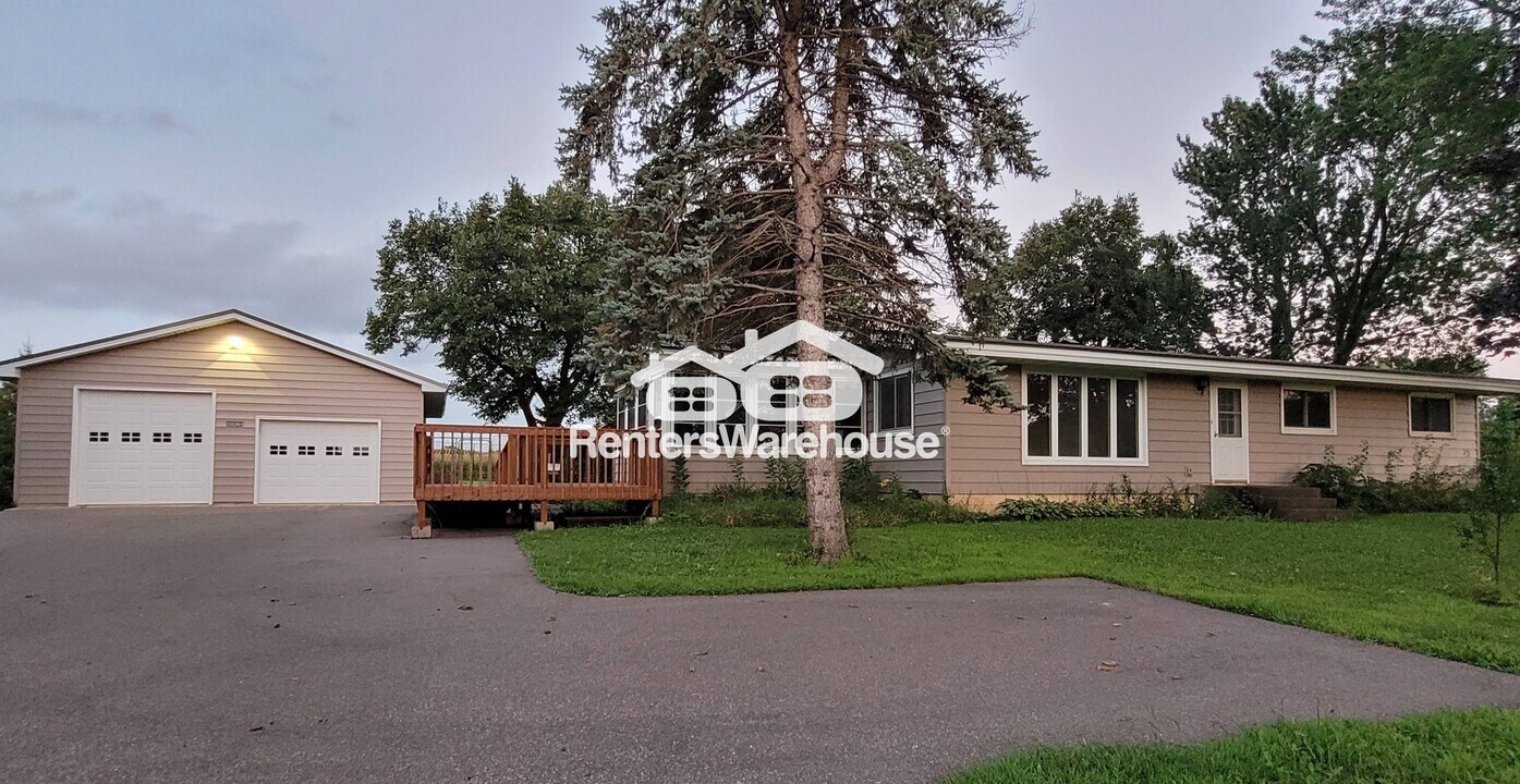 10364 County Rd 17 SE in Delano, MN - Building Photo