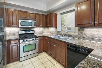 823 N Martel Ave, Unit 5 in Los Angeles, CA - Building Photo - Building Photo