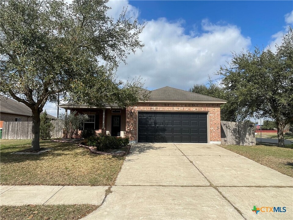 101 Red Oak Ct in Victoria, TX - Building Photo