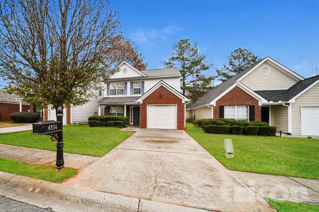 4304 Ravenwood Dr in Union City, GA - Foto de edificio