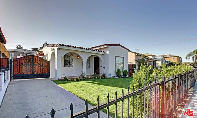 2315 Cochran Ave in Los Angeles, CA - Building Photo - Building Photo