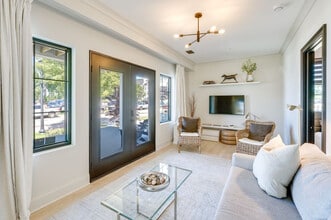 411 S Rath Ave, Unit #2 in Ludington, MI - Foto de edificio - Building Photo