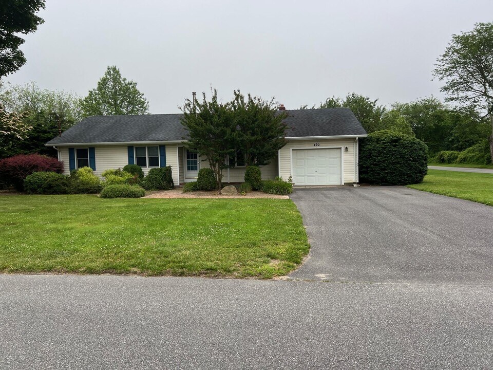 490 Schoolhouse Rd in Cutchogue, NY - Building Photo