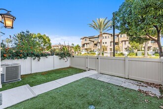 1249 Via Lucero in Oceanside, CA - Foto de edificio - Building Photo