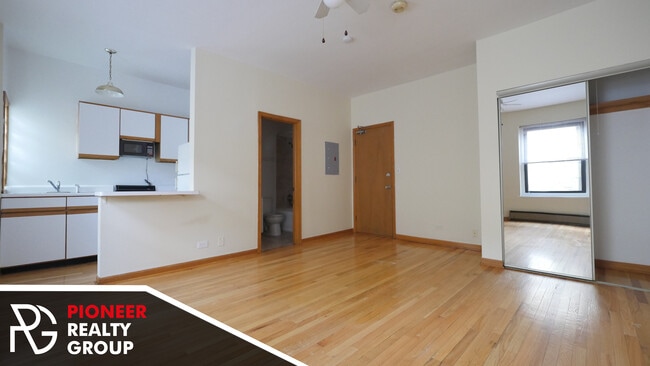 634 W Barry Ave, Unit 403 in Chicago, IL - Building Photo - Building Photo