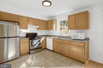 9911 Whitewater Dr in Burke, VA - Building Photo - Building Photo