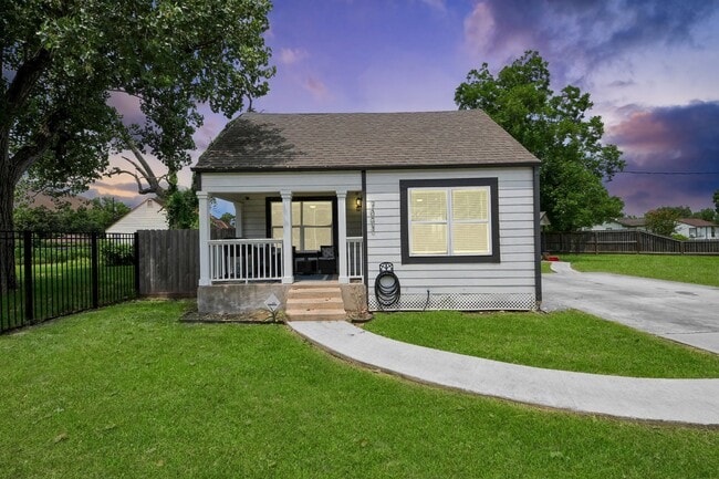 property at 7003 Darien St