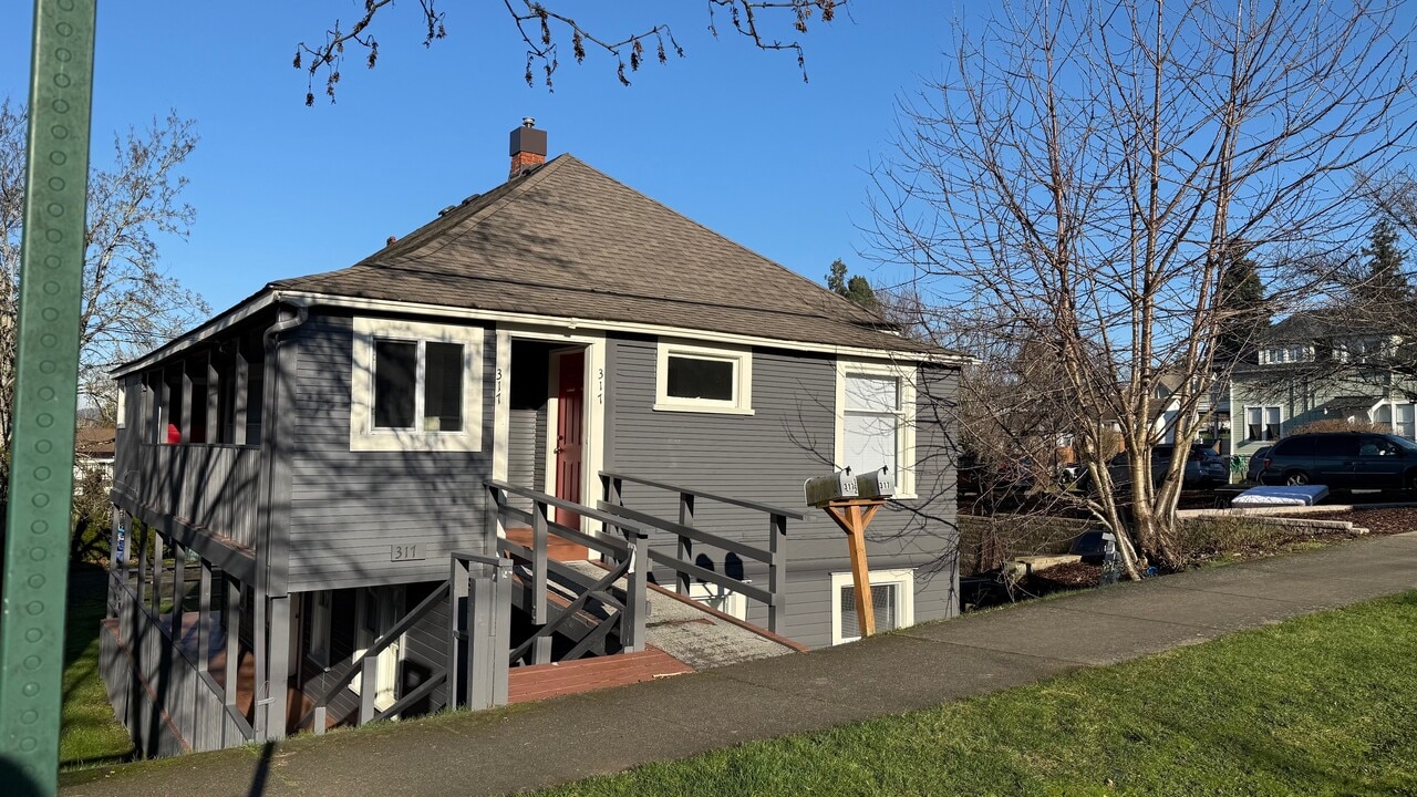 317 Gladstone St in Bellingham, WA - Foto de edificio
