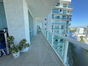 16400 Collins Ave in Sunny Isles Beach, FL - Foto de edificio - Building Photo