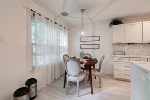 35 N Walden Elms Cir in Spring, TX - Building Photo
