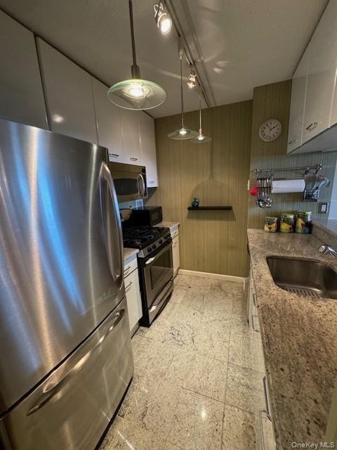 4 Martine Ave in White Plains, NY - Building Photo