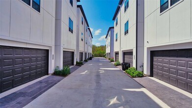 2720 Grand Fountains Dr in Houston, TX - Building Photo - Building Photo