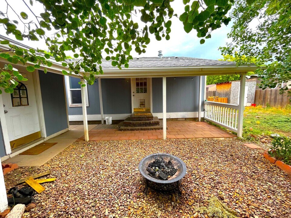 1643 W Sherrie Dr in Flagstaff, AZ - Building Photo