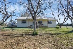 1232 Co Rd 1805 in Crockett, TX - Building Photo