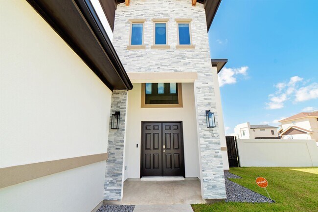 401 Quieto Dr in Laredo, TX - Building Photo - Building Photo