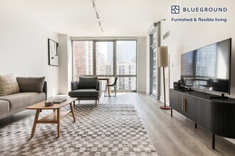 2 W Delaware Pl in Chicago, IL - Building Photo - Building Photo