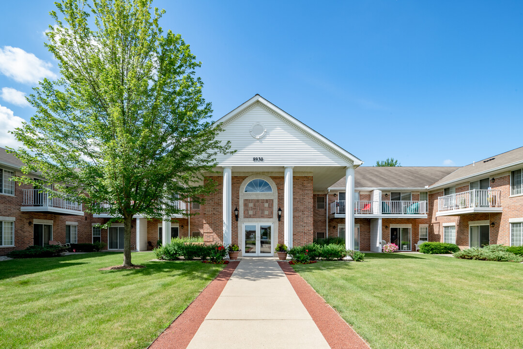 Foresthill Highlands Apartments & Townhomes in Franklin, WI - Building Photo