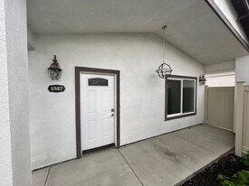1527 W Orangeburg Ave in Modesto, CA - Building Photo