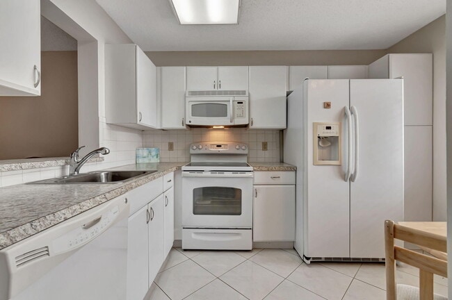property at 6795 Huntington Ln