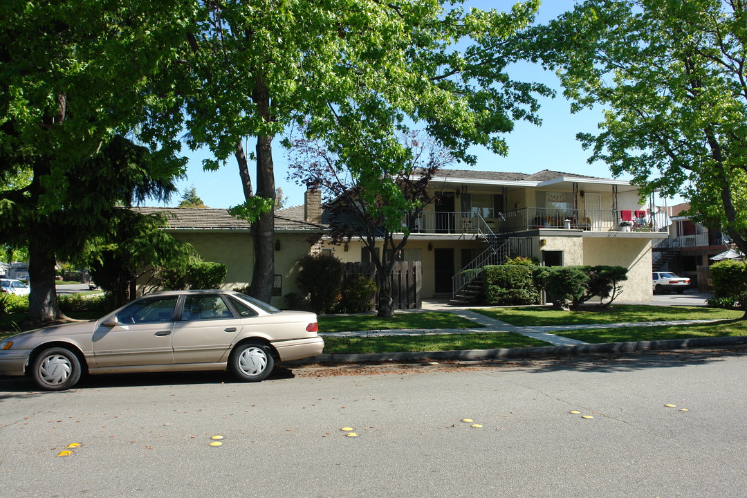 696 Pinewood Dr in San Jose, CA - Foto de edificio