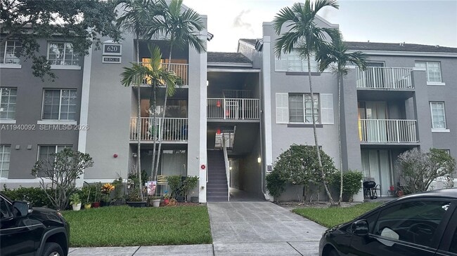 620 SW 111th Ave in Pembroke Pines, FL - Foto de edificio - Building Photo