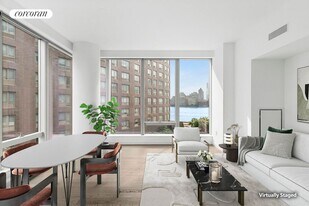 252 South St in New York, NY - Building Photo