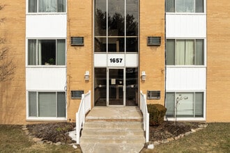 Falls Landing in Cuyahoga Falls, OH - Foto de edificio - Building Photo