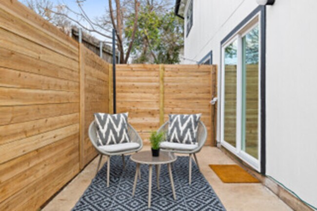 1206 Hollow Creek Dr-Unit -4.1344875 in Austin, TX - Foto de edificio - Building Photo