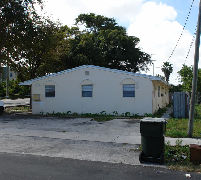 101 NW 14th Way in Dania Beach, FL - Building Photo - Building Photo