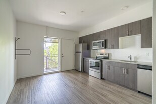 Savona Apartments in Portland, OR - Building Photo