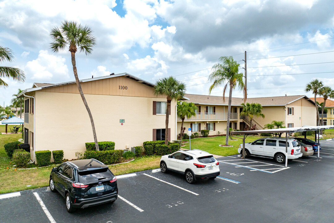 Royal Hawaiian Club in Cape Coral, FL - Building Photo