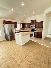 8315 Summerset Dr in Dallas, TX - Building Photo - Building Photo