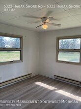 6322 W Hagar Shore Rd in Coloma, MI - Foto de edificio - Building Photo
