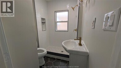 3243 Millen St in Windsor, ON - Foto de edificio - Building Photo