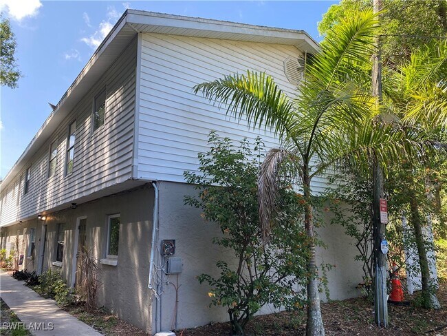 3160 E Riverside Dr in Ft. Myers, FL - Building Photo - Building Photo