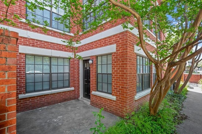 property at 712 W 21st St