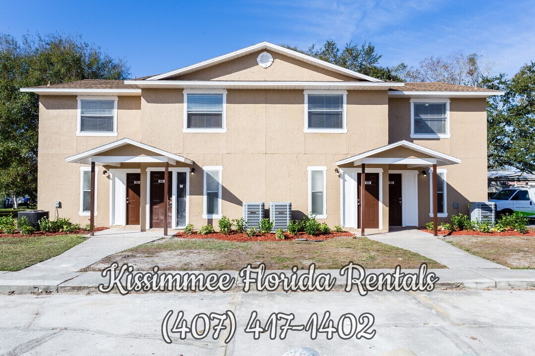 1020 Jack Calhoun Dr in Kissimmee, FL - Foto de edificio
