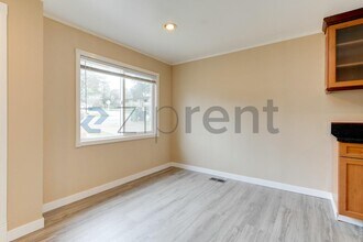 3733 88th Ave SE in Mercer Island, WA - Foto de edificio - Building Photo