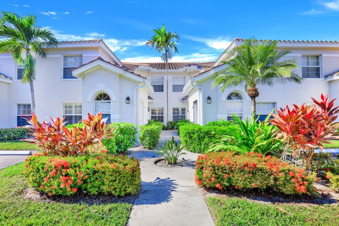 6801 Satinleaf Rd S in Naples, FL - Building Photo