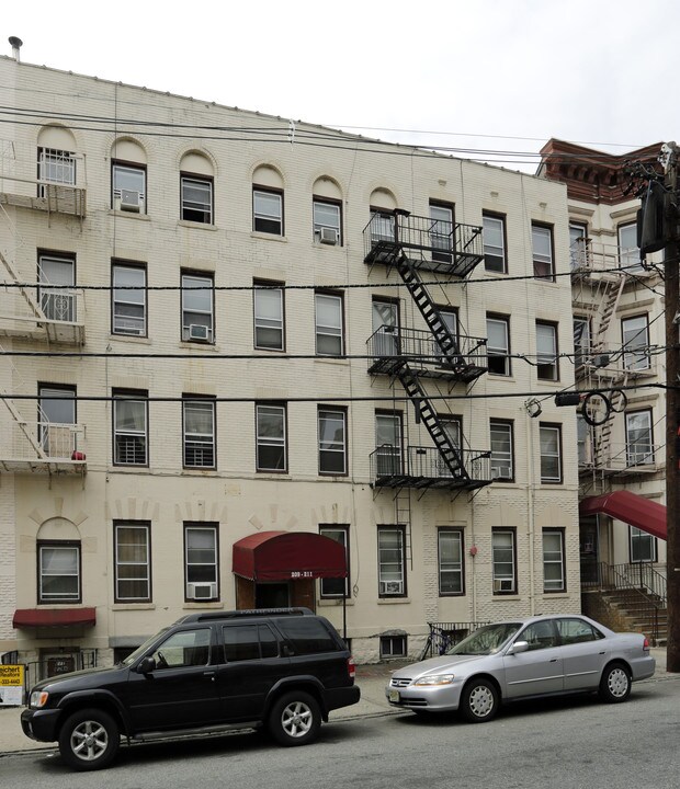 209 48th St in Union City, NJ - Building Photo