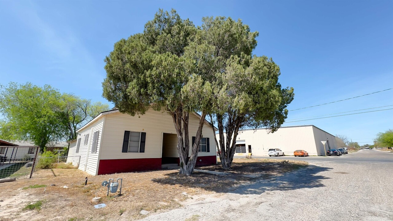 212 Ave L in Del Rio, TX - Foto de edificio