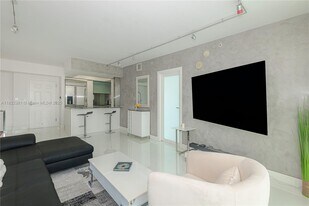 2000 N Bayshore Dr in Miami, FL - Building Photo