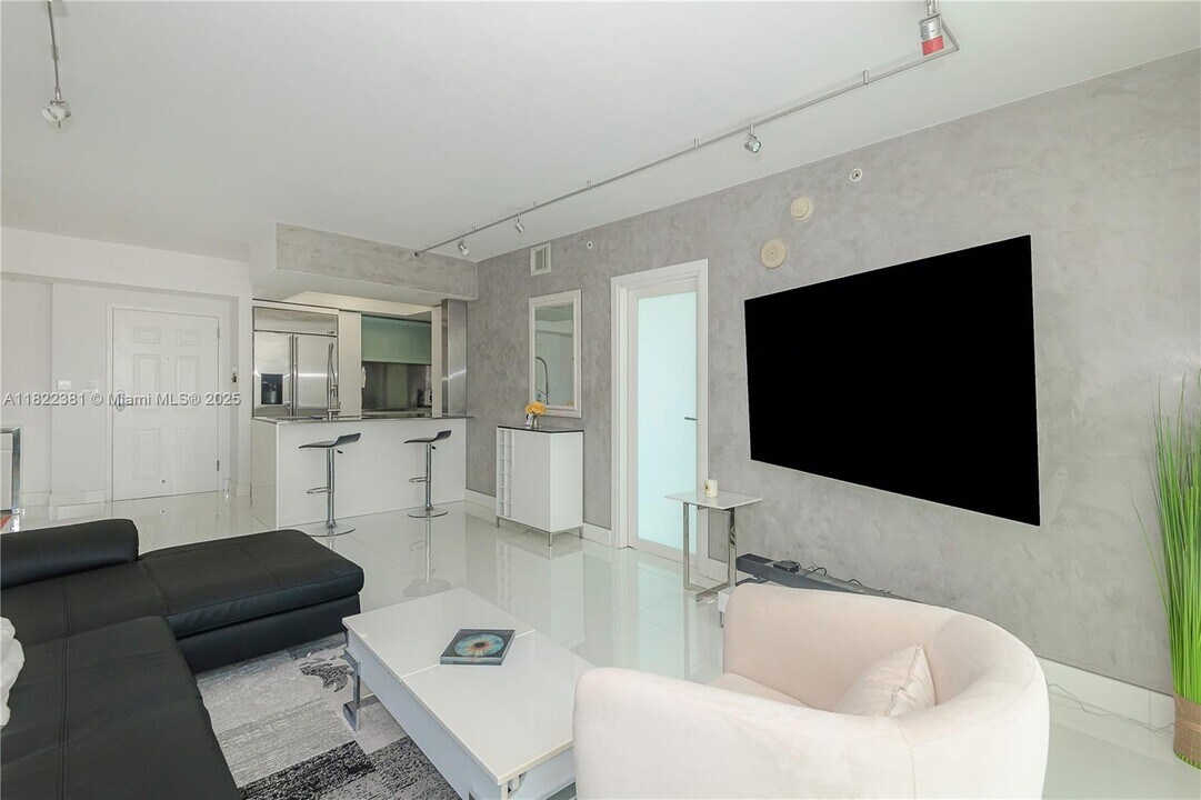2000 N Bayshore Dr in Miami, FL - Building Photo