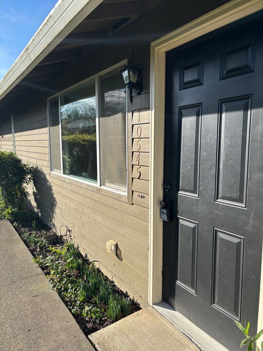 10545 SW Tranquil Way in Wilsonville, OR - Foto de edificio