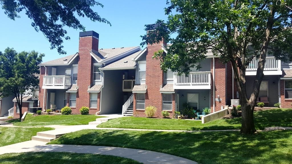 Peppertree Apartments Merriam in Overland Park, KS - Foto de edificio