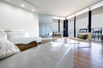 2000 Towerside Terrace, Unit 1910 in Miami, FL - Foto de edificio - Building Photo